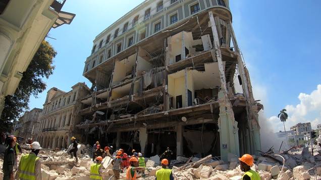 Trabalhadores nos escombros, buscam vítimas após uma forte explosão de gás, no Hotel Saratoga em Havana, capital cubana.