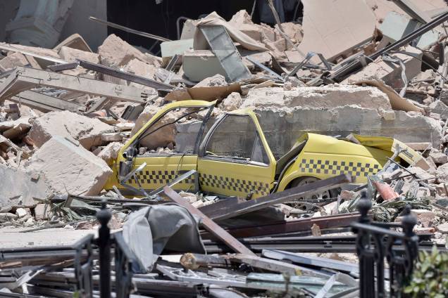 Veículo destruído nos escombros, após uma explosão no Hotel Saratoga, em Havana, em 6 de maio de 2022. - Oito pessoas morreram e cerca de 30 ficaram feridas. O governo cubano disseinformou que a explosão foi provavelmente causada por um vazamento de gás. 