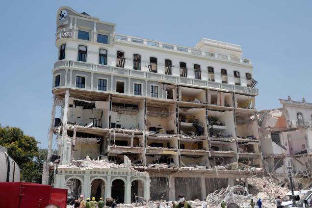Vista do Hotel Saratoga em Havana parcialmente destruído, após uma forte explosão, em 6 de maio de 2022. Oito pessoas morreram e cerca de 30 ficaram feridas, que destruiu parcialmente um hotel cinco estrelas no centro da cidade, disse o governo cubano, acrescentando a explosão foi provavelmente causada por um vazamento de gás.