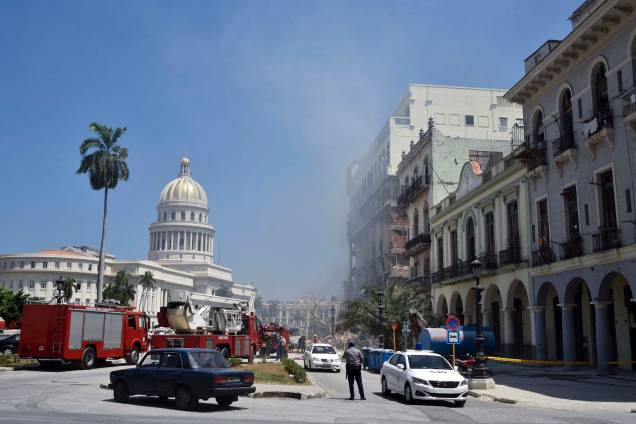 Equipes de resgate trabalham para encontrar vítimas, após uma explosão no hotel Saratoga, em Havana, em 6 de maio de 2022.