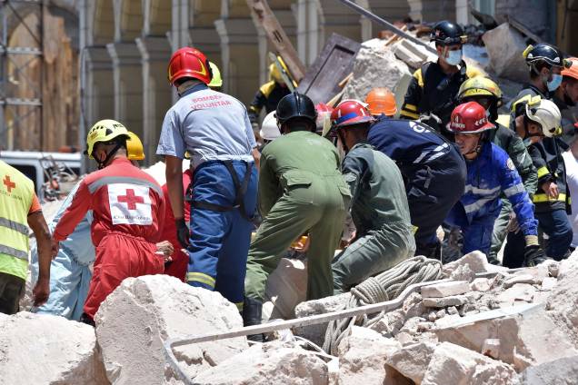 Equipes de resgate, vasculham os escombros depois que uma enorme explosão que destruiu o Saratoga Hotel, em Havana, em 6 de maio de 2022. - Oito pessoas morreram e cerca de 30 ficaram feridas, centro de Havana. O governo cubano informou que a explosão provavelmente tenha sido causada por um vazamento de gás.