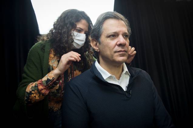 Maquiadora ajustando o cabelo do ex-prefeito de São Paulo -