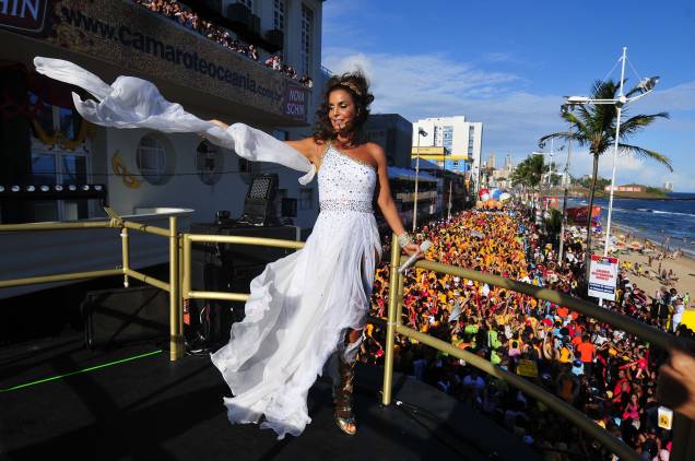 Ivete Sangalo no Carnaval da Bahia, vestida de deusa grega, no comando do trio elétrico Cerveja & Cia, 2009.