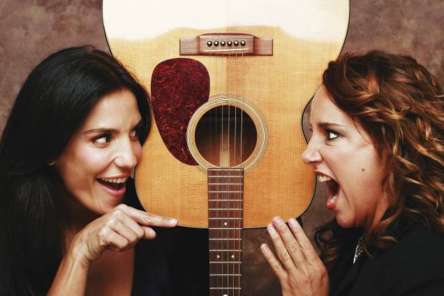 As cantoras Ivete Sangalo e Ana Carolina em ensaio fotográfico para a revista Veja, 2007.