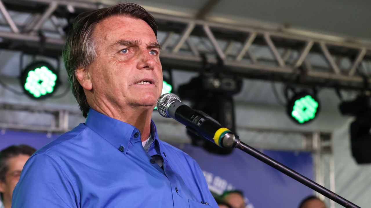 Bolsonaro critica alta dos combustíveis e fala de troca na presidência da Petrobras: responsabilidade nas mãos de novo ministro de Minas e Energia