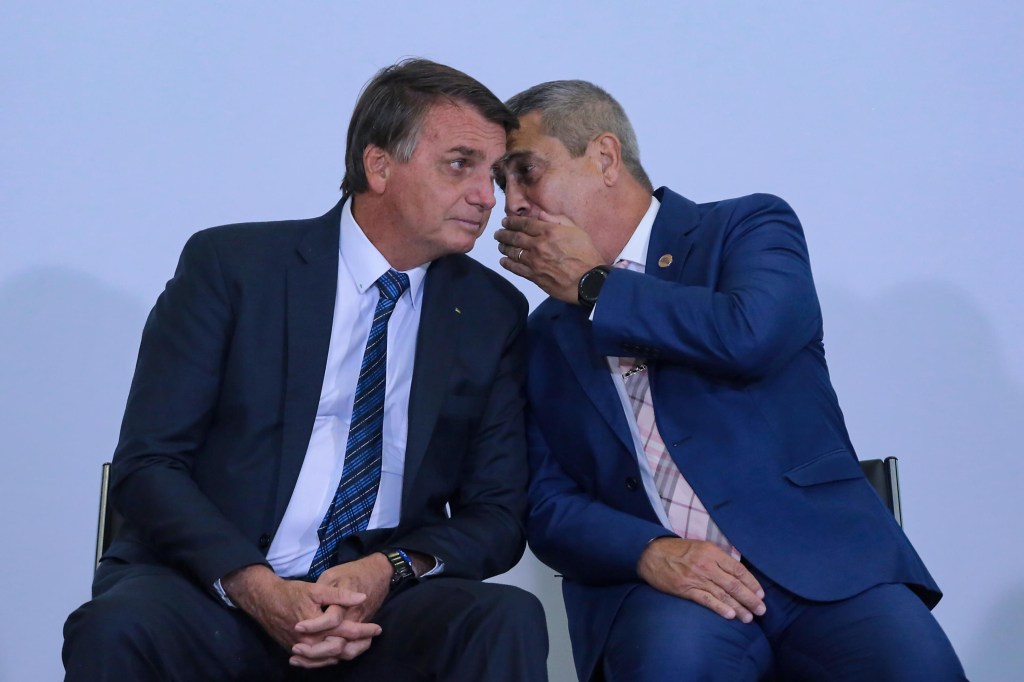 O Presidente Jair Bolsonaro e o General Braga Netto participam do lançamento do programa Agenda do Prefeito, realizado na cidade de Brasília, DF, nesta terça feira, 23. Wallace Martins/Futura Press