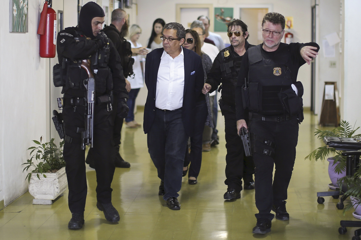 JOAO-SANTANA-POLICIA-FEDERAL.jpg SOBROU SÓ PARA ELE - João Santana: preso por receber dinheiro no exterior -