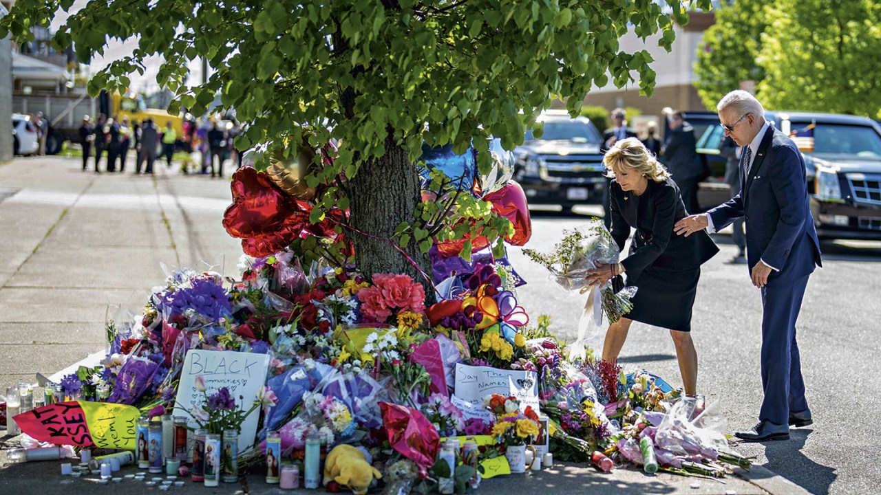 o presidente Joe Biden, ao lado da mulher, Jill, que depositou flores em um memorial improvisado para as vítimas