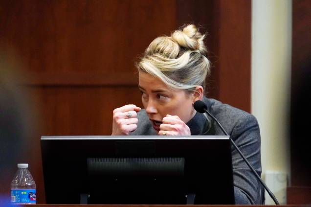A Atriz Amber Heard no Tribunal do Condado de Fairfax em Fairfax, Virgínia, 16 de maio de 2022.