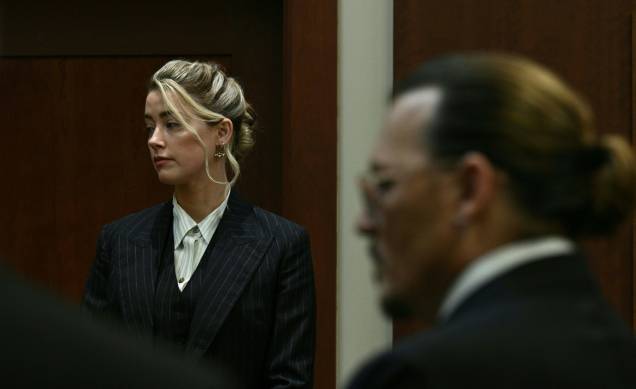 Os atores Amber Heard e Johnny Depp aguardam, enquanto o júri entra no Tribunal do Condado de Fairfax em Fairfax, Virgínia, em 17 de maio de 2022.