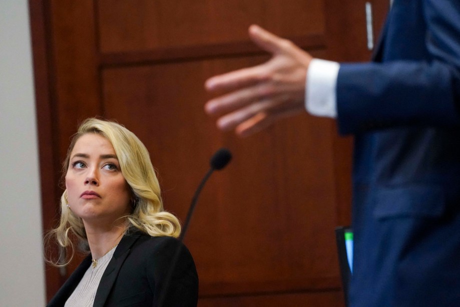 A atriz norte-americana Amber Heard, durante o julgamento por difamação do ex-marido Johnny Depp contra ela no Tribunal de Justiça do Condado de Fairfax em Fairfax, Virgínia, em 18 de maio de 2022.