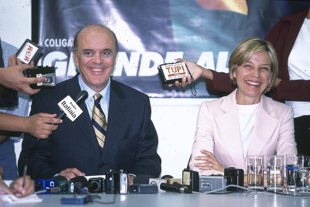 JOSE SERRA 063 Jose Serra (PSDB) e Rita Camata (PMDB) durante coletiva de imprensa na campanha presidêncial de 2002 -