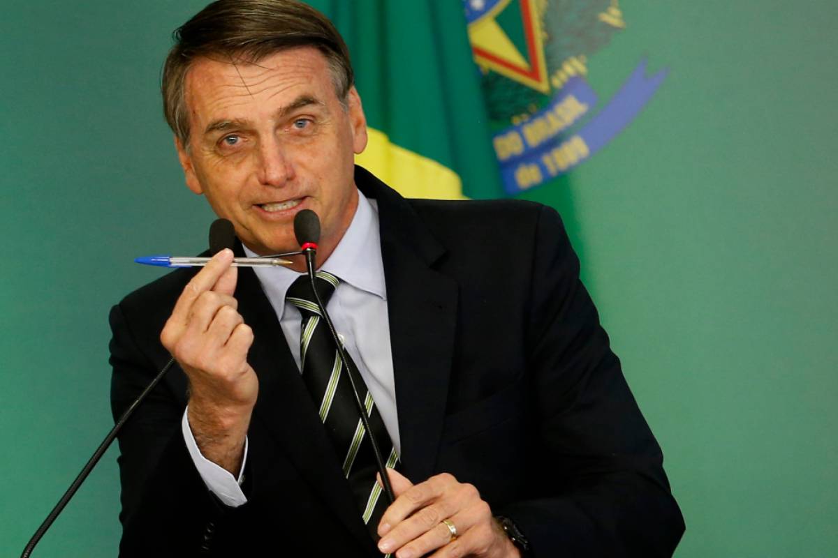 Bolsonaro assina MP com mínimo de R$ 1.302, 1º aumento real de sua gestão |  VEJA