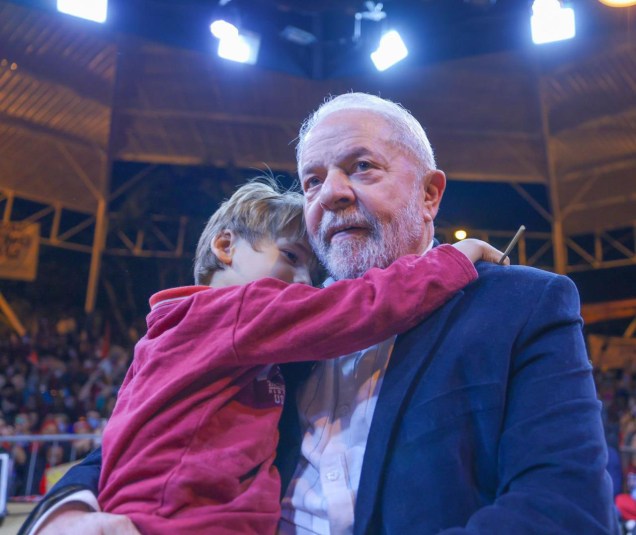 05/05/2022 - Ex presidente Lula segura uma criança, durante visita a UNICAMP em Campinas e conversam com estudantes sobre defesa da democracia.