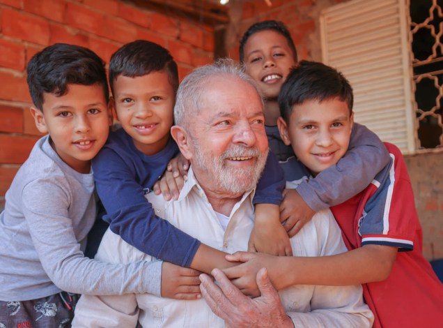 05/05/2022 - Ex presidente Lula com crianças, na visita que fez `a Sumaré, interior de São Paulo.