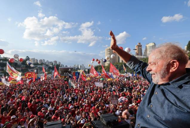 01/05/2022 – Lula participa de Ato do Dia Internacional do Trabalhador e da Trabalhadora, com o tema “Emprego, Direitos, Democracia e Vida”, na Praça Charles Muller, no Pacaembu, em São Paulo.