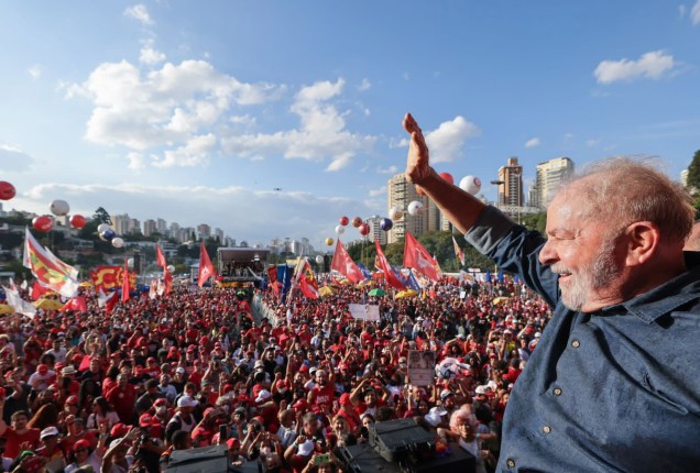 01/05/2022 – Lula participa de Ato do Dia Internacional do Trabalhador e da Trabalhadora, com o tema “Emprego, Direitos, Democracia e Vida”, na Praça Charles Muller, no Pacaembu, em São Paulo.