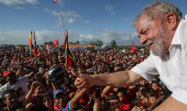 O ex presidente Lula em campanha, com seus eleitores. 20/04/2022.