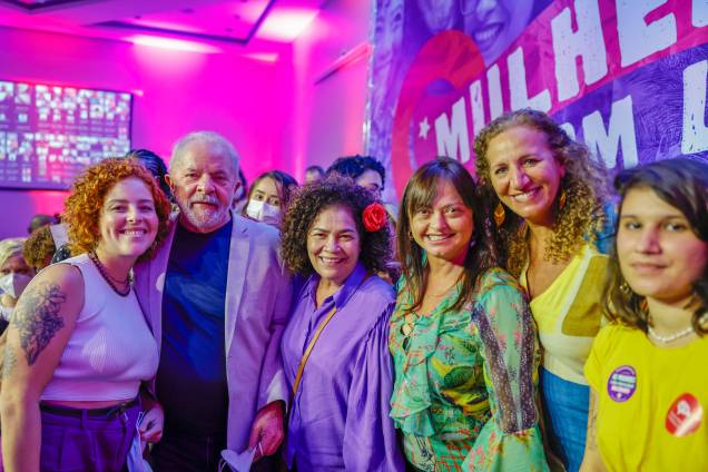 10.03.2022 - Lula participa de evento em homenagem ao Dia Internacional das Mulheres, em São Paulo, com a presença de lideranças femininas.
