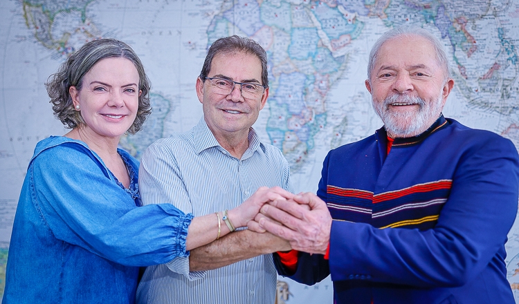 O presidente do Solidariedade, Paulinho da Força, com a presidente do PT, Gleisi Hoffmann, e o ex-presidente Lula