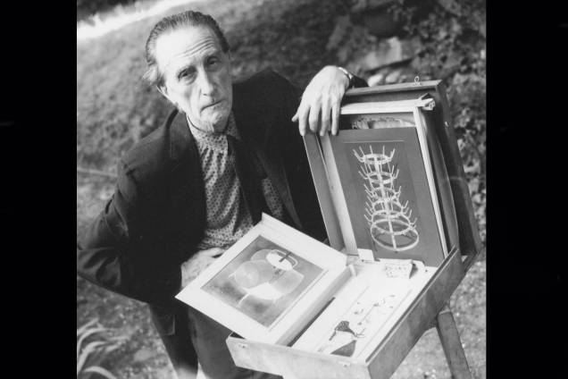 O artísta francês Marcel Duchamp (1887-1968) precursor do Dadaísmo, foto de 1957.