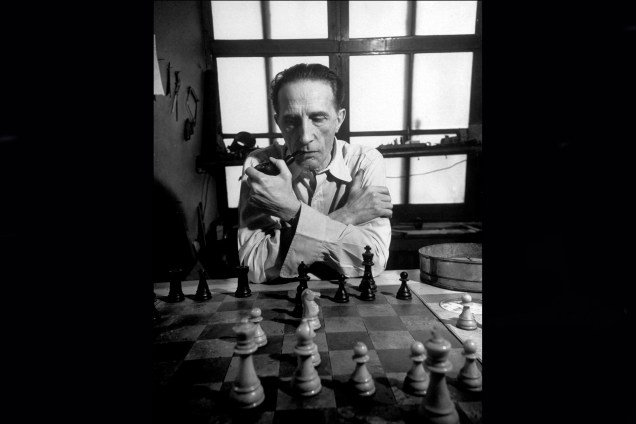 O artísta francês Marcel Duchamp (1887-1968) precursor do Dadaísmo, foto de 1955.