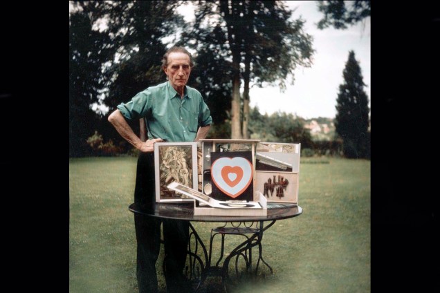 O artísta francês Marcel Duchamp (1887-1968) precursor do Dadaísmo, foto de 1957.