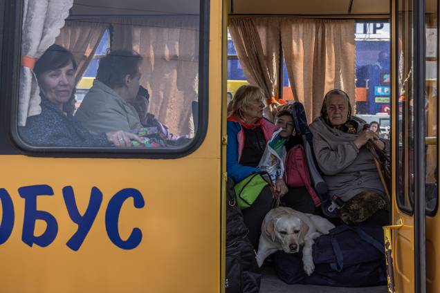 Zaporizhzhia (Ucrânia), 05/02/2022.- Refugiados internos sentam-se em um ônibus depois de chegarem da cidade de Orikhiv, na linha de frente, no ponto de evacuação em Zaporizhzhia, Ucrânia, 02 de maio de 2022.