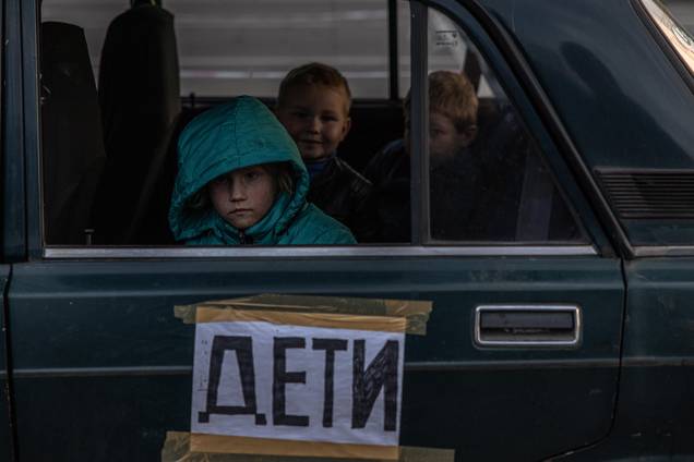 Zaporizhzhia, 02/05/2022.- Crianças esperam em um carro depois de chegar de Mariupol ao ponto de evacuação em Zaporizhzhia, Ucrânia, 02 de maio de 2022. 