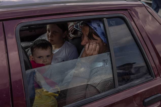 Zaporizhzhia, 02/05/2022.- Refugiados internos sentam em um carro depois de chegar da área ocupada pelos russos na região de Kherson ao ponto de evacuação em Zaporizhzhia, Ucrânia, 02 de maio de 2022. 