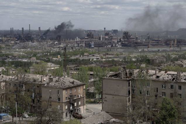 Destruição da cidade de Mariupol e a siderúrgica Azovstal em 10 de maio de 2022, em meio à ação militar russa em andamento na Ucrânia.
