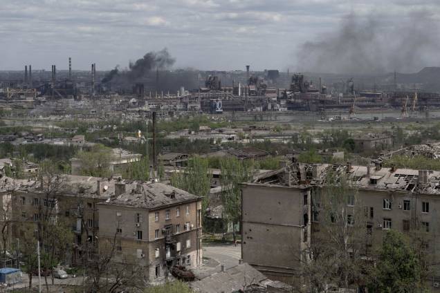 Destruição da cidade de Mariupol e a siderúrgica Azovstal em 10 de maio de 2022, em meio à ação militar russa em andamento na Ucrânia. Destruição da cidade de Mariupol e a siderúrgica Azovstal em 10 de maio de 2022, em meio à ação militar russa em andamento na Ucrânia.