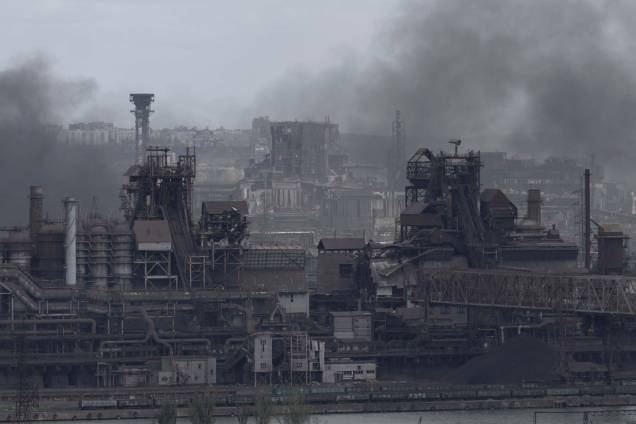 Destruição total, devido aos intensos ataques `a usina siderúrgica Azovstal na cidade de Mariupol em 10 de maio de 2022, em meio à ação militar russa em andamento na Ucrânia.