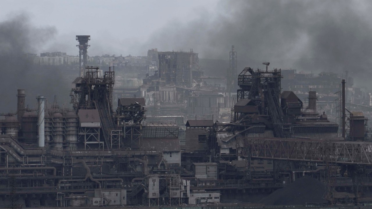 Uma vista mostra a usina siderúrgica Azovstal na cidade de Mariupol em 10 de maio de 2022, em meio à ação militar russa em andamento na Ucrâni