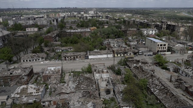 Escombros da cidade de Mariupol em 10 de maio de 2022, em meio à ação militar russa em andamento na Ucrânia.