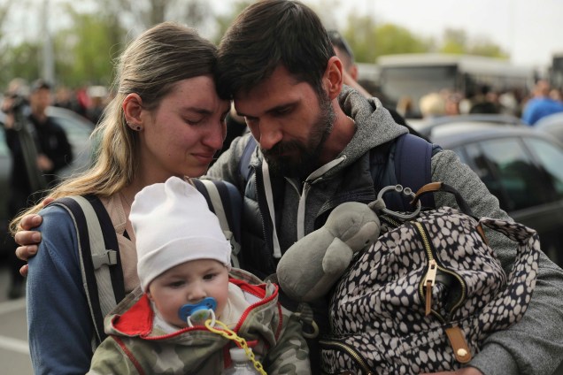 Uma família de refugiados chega em Zaporizhzhia, Ucrânia, localizada`a 220 KM de Mariúpol, ocupada pelas tropas russas.