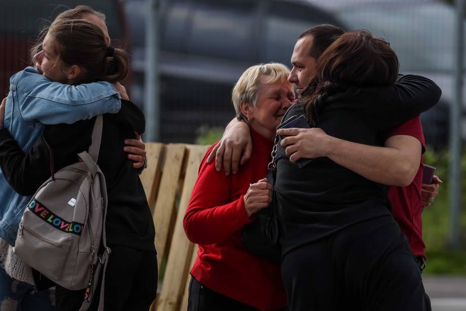 Uma família de refugiados chega`a um estabelecimento comercial em Zaporizhzhia, Ucrânia. A cidade de Zaporizhzhia, fica `a 220 quilômetros de Mariúpol esta, dominada pelos russos. Uma família de refugiados chega`a um estabelecimento comercial em Zaporizhzhia, Ucrânia. A cidade de Zaporizhzhia, fica `a 220 quilômetros de Mariúpol esta, dominada pelos russos.