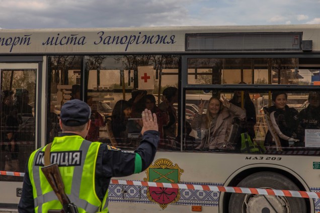 Pessoas evacuadas da siderúrgica Azovstal, cidade de Mariupol e arredores chegam em ônibus em Zaporizhzhia, Ucrânia, 03 de maio de 2022. 