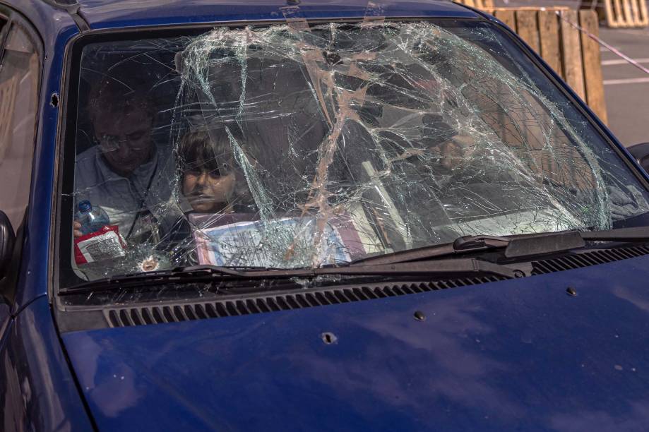 Uma família de Mariupol, chega de carro ao ponto de evacuação em Zaporizhzhia, Ucrânia, 02 de maio de 2022. Milhares de pessoas ainda permanecem em Mariupol e outras áreas ocupadas pelo exército russo no sul da Ucrânia. Uma família de Mariupol, chega de carro ao ponto de evacuação em Zaporizhzhia, Ucrânia, 02 de maio de 2022. Milhares de pessoas ainda permanecem em Mariupol e outras áreas ocupadas pelo exército russo no sul da Ucrânia.