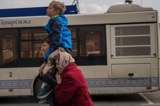 Famílias chegam da cidade de Tokmak, ocupada pelos russos, no ponto de evacuação em Zaporizhzhia, Ucrânia, 02 de maio de 2022.