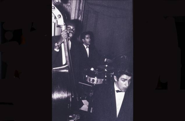 Berimbau Trio, composto por Wagner Tiso ao piano, Milton Nascimento no contrabaixo e Paulo Braga na bateria, em meados dos anos 60. Berimbau Trio, composto por Wagner Tiso ao piano, Milton Nascimento no contrabaixo e Paulo Braga na bateria, em meados dos anos 60.