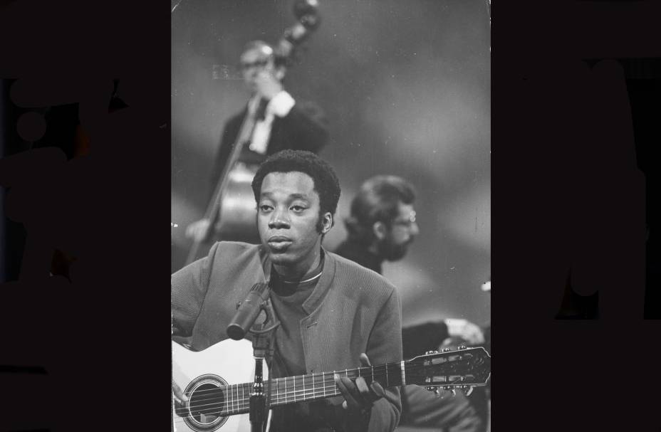 Milton Nascimento em apresentação, no início de carreira, nos anos 60.