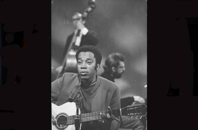 Milton Nascimento em apresentação, no início de carreira, nos anos 60. Milton Nascimento em apresentação, no início de carreira, nos anos 60.