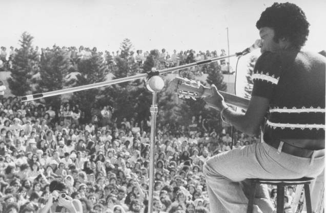 Milton Nascimento se apresentando em show, na cidade de Belo Horizonte. Anos 80. Milton Nascimento se apresentando em show, na cidade de Belo Horizonte. Anos 80.