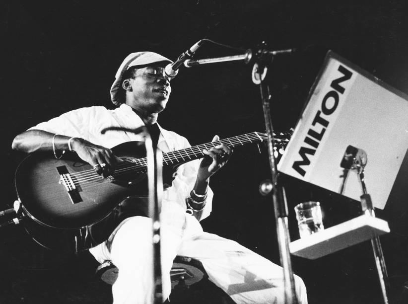 Milton Nascimento, durante apresentação, nos anos 80.