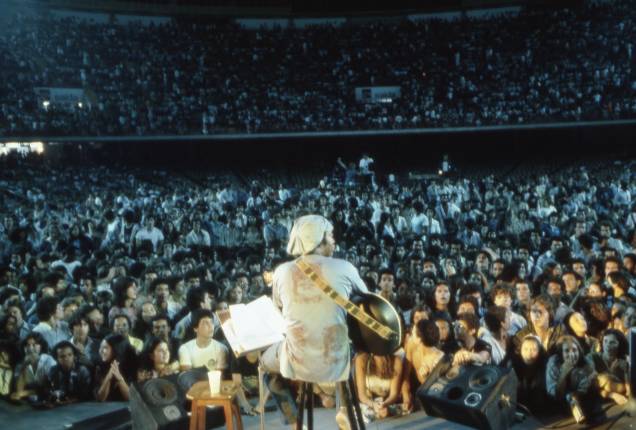 Milton Nascimento, durante o show "Sentinela", no Estádio do Mineirinho, em Belo Horizonte, anos 70.