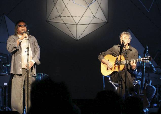 Milton Nascimento e Caetano Veloso, no show de divulgação da trilha sonora do filme "O Coronel e o Lobisomem", em São Paulo, 2005. Milton Nascimento e Caetano Veloso, no show de divulgação da trilha sonora do filme "O Coronel e o Lobisomem", em São Paulo, 2005.