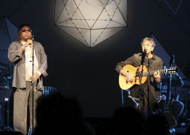 Milton Nascimento e Caetano Veloso, no show de divulgação da trilha sonora do filme "O Coronel e o Lobisomem", em São Paulo, 2005.