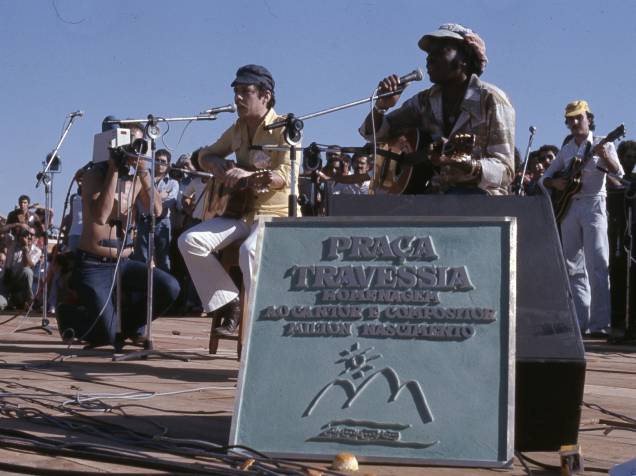 Milton Nascimento e Chico Buarque no show comemorativo da inauguração da Praça Travessia, em Três Pontas, Minas Gerais, em 1977.