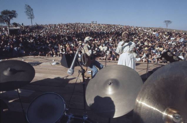 Clementina de Jesus com Milton Nascimento no show comemorativo da inauguração da Praça Travessia, em Três Pontas, Minas Gerais, em 1977. Clementina de Jesus com Milton Nascimento no show comemorativo da inauguração da Praça Travessia, em Três Pontas, Minas Gerais, em 1977.